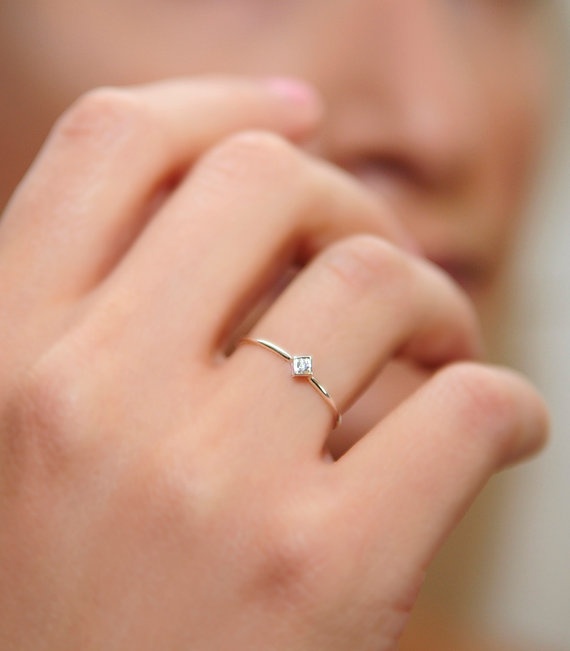 Кольцо с маленьким бриллиантом