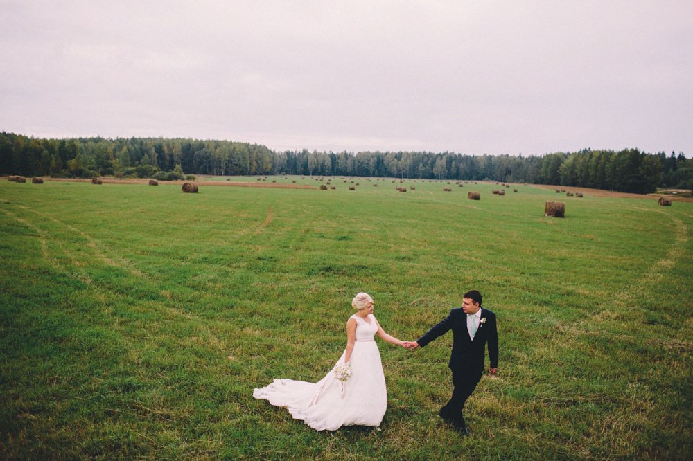 Свадебная прогулка в поле